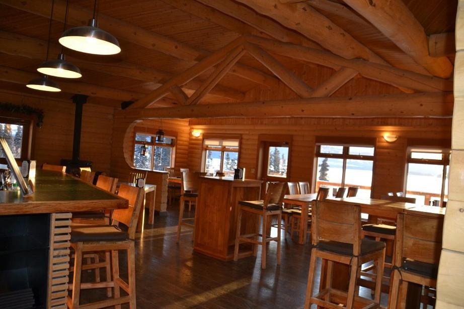 Southern Lakes Resort Tagish Екстериор снимка