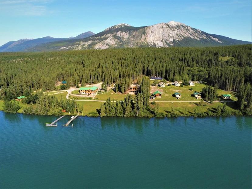 Southern Lakes Resort Tagish Екстериор снимка